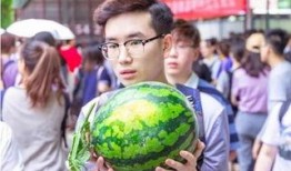学校请学生免费吃瓜,学生免费畅享夏日清凉瓜果盛宴
